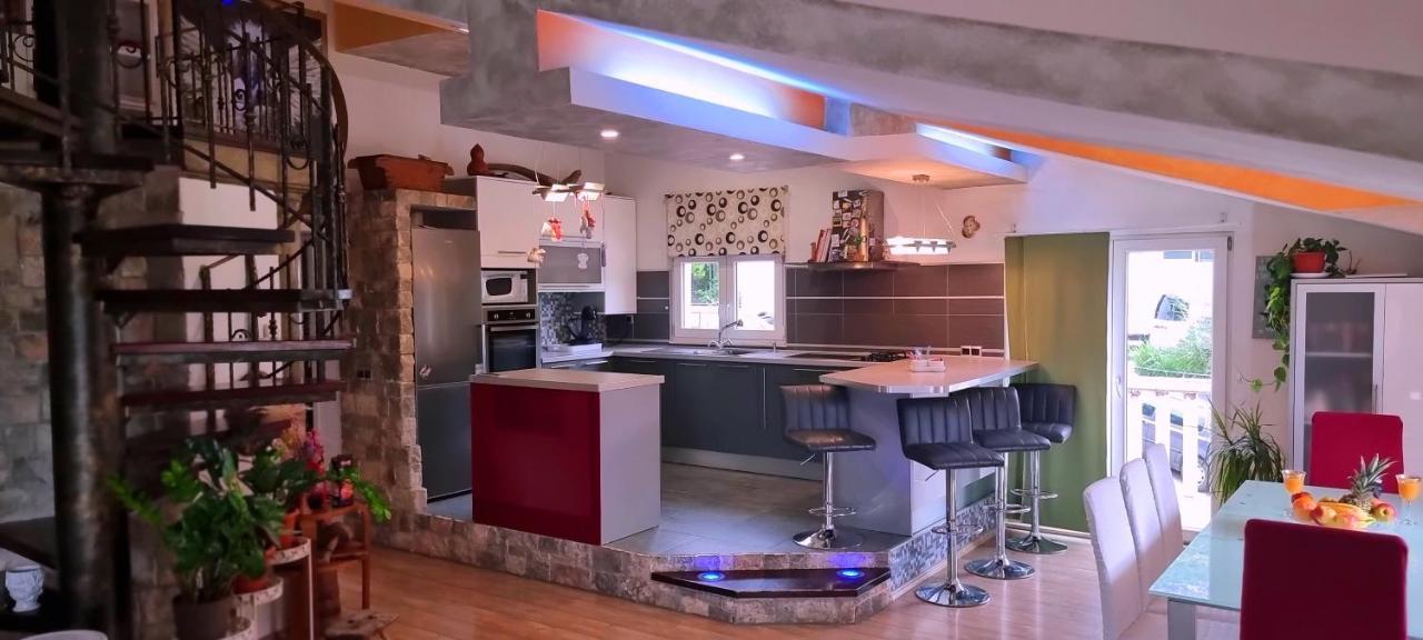 Guest House Klara Solin Bagian luar foto