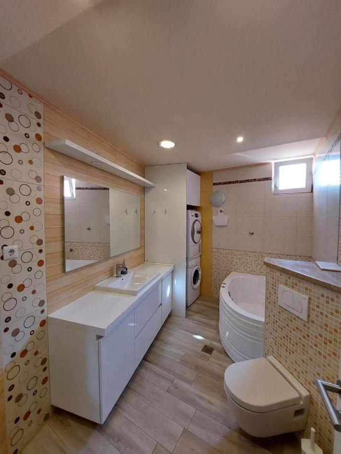 Guest House Klara Solin Bagian luar foto