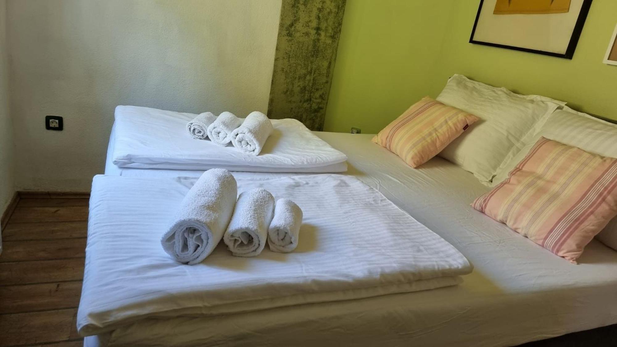 Guest House Klara Solin Bagian luar foto