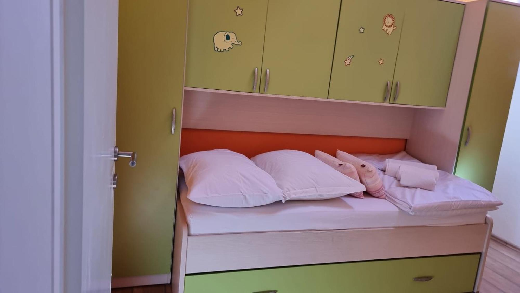 Guest House Klara Solin Bagian luar foto